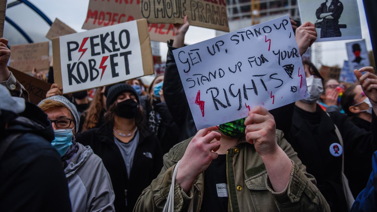 Zdjęcie dnia. Protesty kobiet nasilają się – nie brakuje wymownych haseł 1