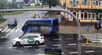 17-latek na hulajnodze uderzył w bok Iveco. Groźne zdarzenie na skrzyżowaniu w Olsztynie