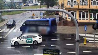 17-latek na hulajnodze uderzył w bok Iveco. Groźne zdarzenie na skrzyżowaniu w Olsztynie