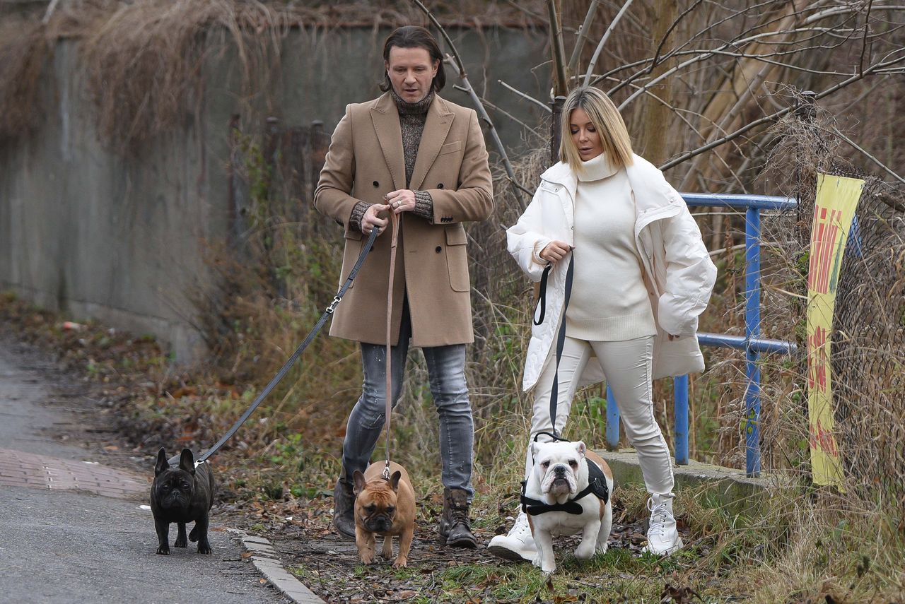 Radosław Majdan i Małgorzata Rozenek w ciąży na spacerze z psami