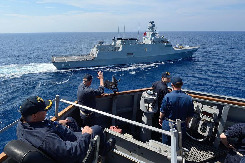 Załoga amerykańskiego USS Ross mija turecką korwetę w drodze na</br>Morze Czarne