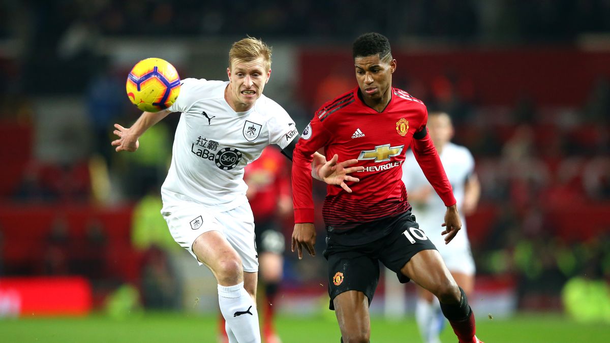 Getty Images / Alex Livesey / Na zdjęciu: Ben Mee (z lewej) i Marcus Rashford (z prawej)