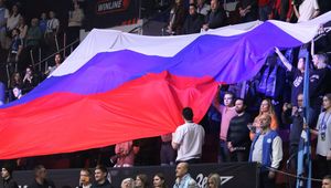 Skandal na Tour de Ski. Pojawiły się rosyjskie flagi. Oto reakcja FIS