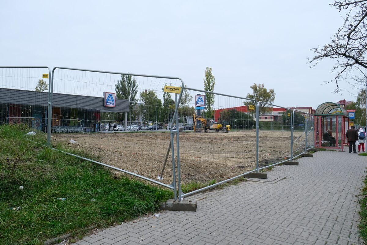 Usunięta skarpa przed sklepem Aldi przy ul. Gospodarczej