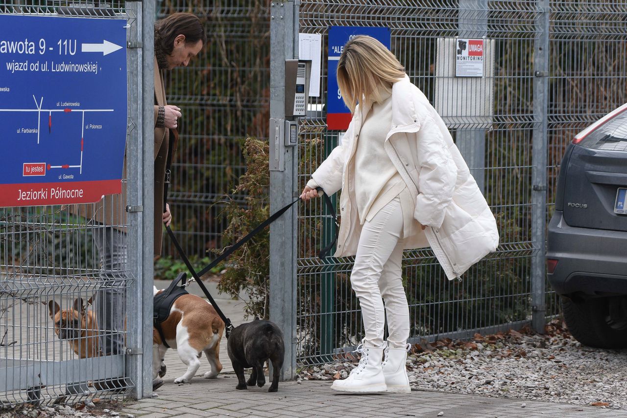 Radosław Majdan i Małgorzata Rozenek w ciąży na spacerze z psami