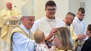 Biskup Marian Florczyk przewodniczył Mszy świętej w Daleszycach i pobłogosławił kobiety z okazji Dnia Mamy