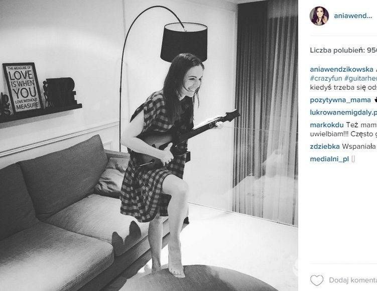 Ania Wendzikowska gra na gitarze