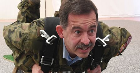 Ambasador USA skoczył ze spadochronem z polskimi żołnierzami