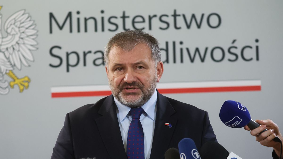 Warszawa, 18.12.2025. Minister sprawiedliwości, prokurator generalny Waldemar Żurek na konferencji prasowej w siedzibie resortu w Warszawie, 18 bm. Temat spotkania: "Komentarz do wyroku TSUE". (amb) PAP/Leszek Szymański