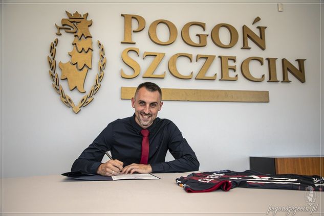 Michał Kucharczyk podpisuje kontrakt z Pogonią / fot. Pogoń Szczecin