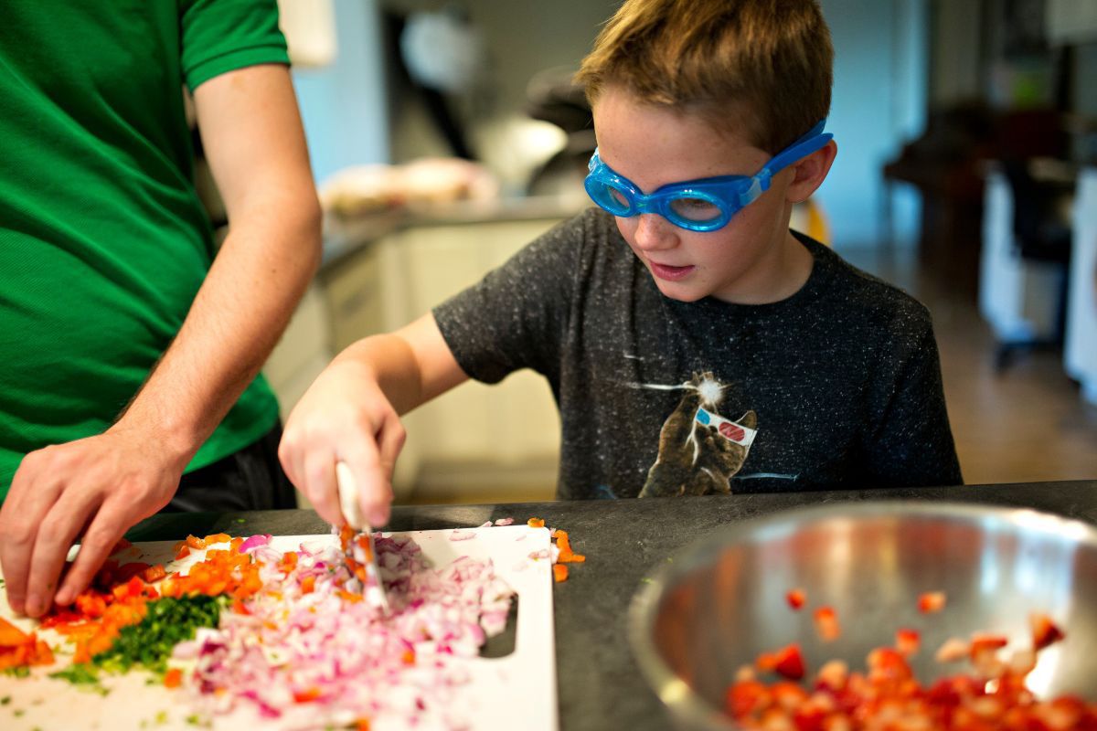 "Cutting onions in glasses - Delicacies"