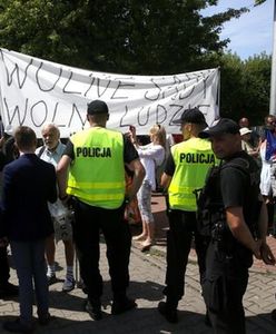 Protesty przed siedzibą PiS w Warszawie. Policja wyniosła kobietę poruszającą się o kulach