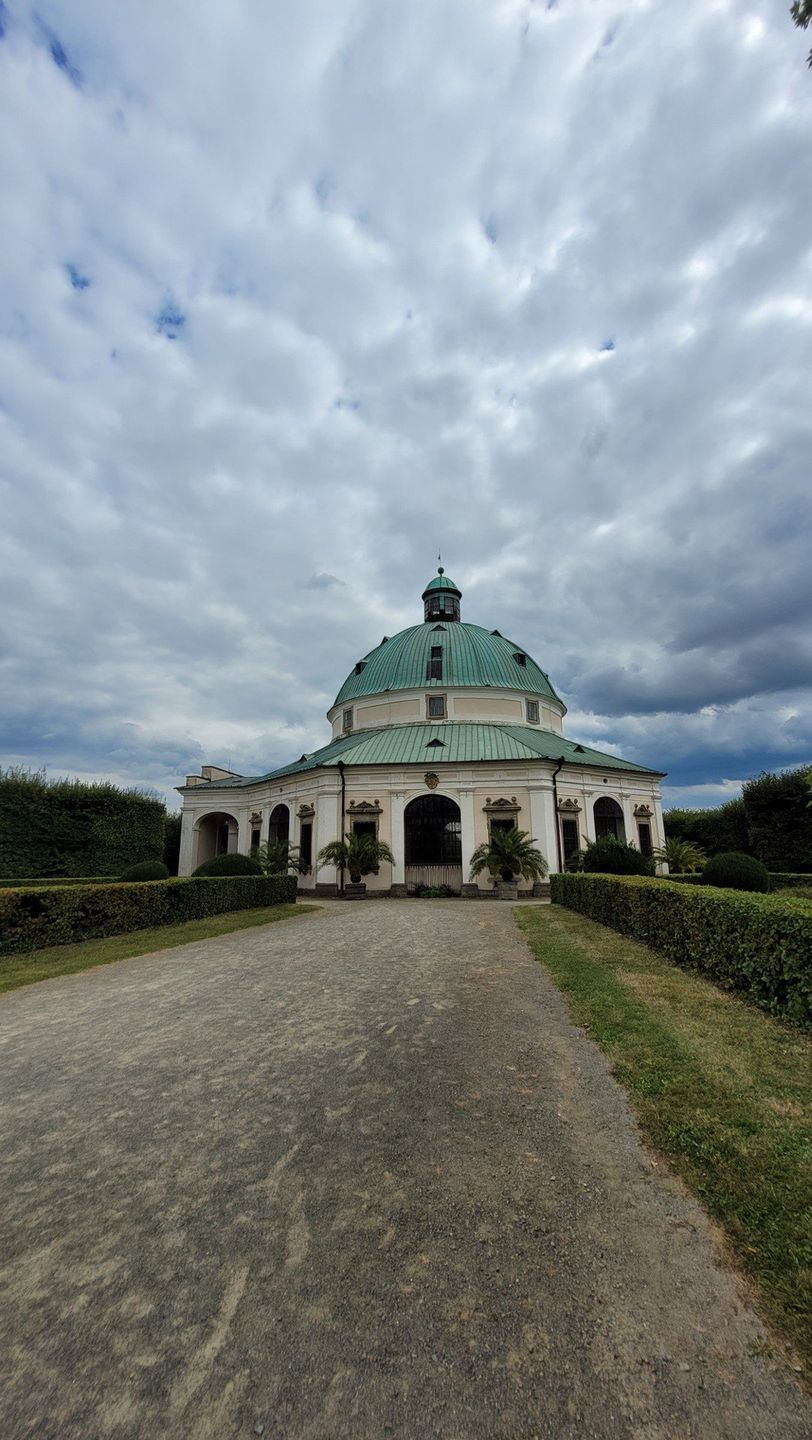 Mimo że oddalone od centrum miasta, warte poznania. Ogrody kwiatowe w Kromieryżu kuszą architekturą i botaniką.