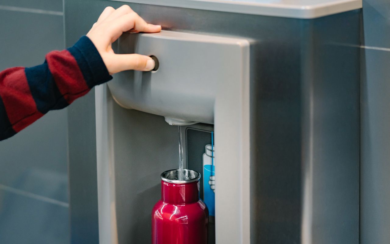 skąd wziąć darmową wodę na lotnisku, fot. Getty Images