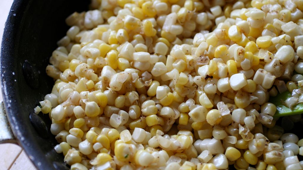 Słodka biała kremowa kukurydza w puszce