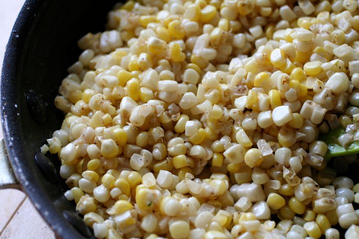 Słodka biała kremowa kukurydza w puszce