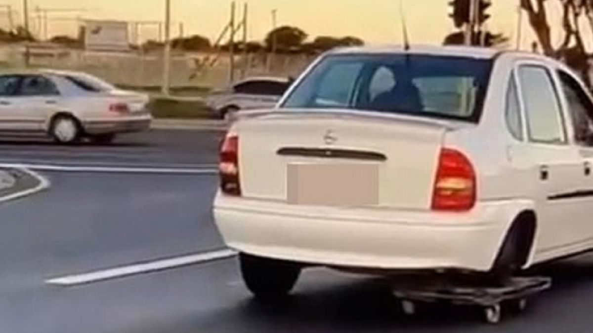 Samochód nie miał jednego koła.