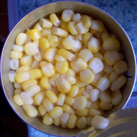 Słodka biała kremowa kukurydza w puszce bez dodatku soli