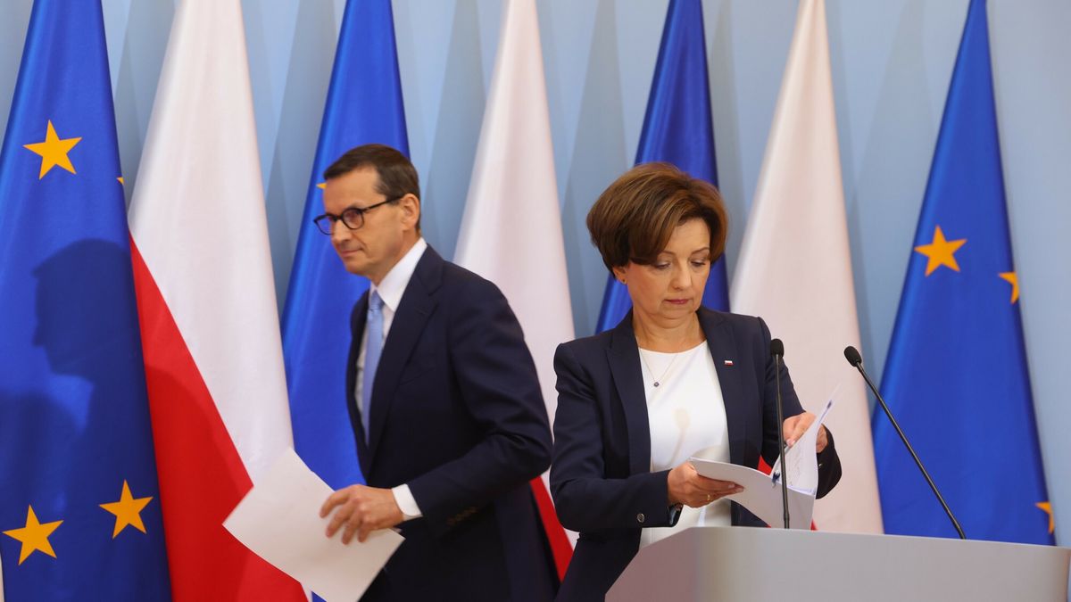 Konferencja premiera Morawieckiego oraz minister Mal?g
13.09.2022 Warszawa Konferencja premiera Mateusza Morawieckiego oraz minister rodziny i polityki spolecznej Marleny Malag po posiedzeniu rzadu 
fot. Jacek Dominski/REPORTER
n/z: Mateusz Morawiecki, Marlena Malag
Jacek Dominski/REPORTER