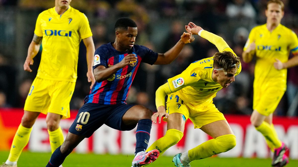 PAP/EPA / Enric Fontcuberta  / Na zdjęciu: Ansu Fati (z lewej)