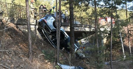 Mazda wypadła z drogi i dachowała. Kierowca zginął na miejscu