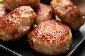 Bułkę moczę w tym soku i dodaję do mielonych. Są soczyste i miękkie w środku, a złociste z zewnątrz