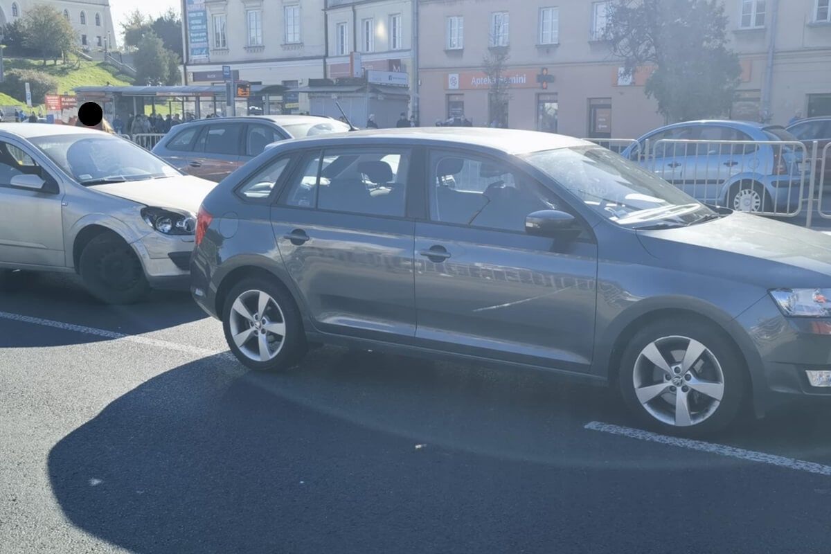 Zderzenie opla ze skodą na al. Tysiąclecia