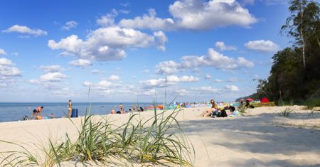 Wakacje 2021. Najczystszym plażom w Polsce przyznano "Błękitną Flagę"