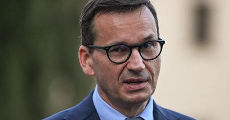 Morawiecki zadbał o grób ojca. Jest nowy nagrobek