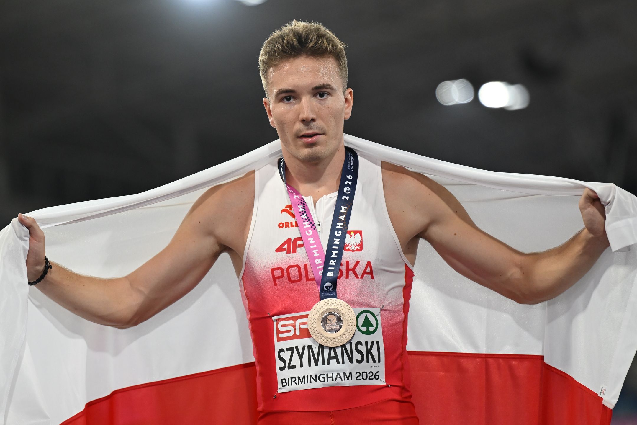 Birmingham, Wielka Brytania, 12.08.2026. Lekkoatletyczne mistrzostwa Europy w Birmingham. Polak Jakub Szymański pozuje do zdjęcia z brązowym medalem po biegu finałowym na 110 m przez płotki, 12 bm. (gj) PAP/Adam Warżawa