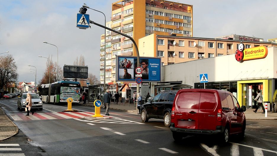 Zdaniem naszego czytelnika, rozwiązaniem problemu byłby  montaż sygnalizacji świetlnej