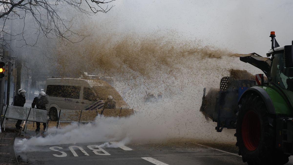 Setki traktorów w Brukseli. Nad miastem unosi się dym