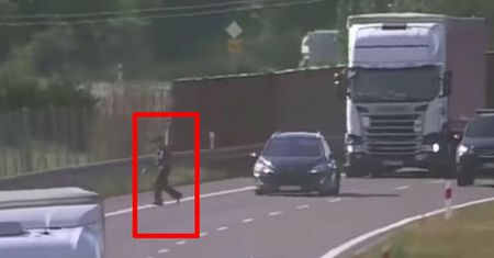O krok od tragedii na ekspresówce. Pieszy chodził między rozpędzonymi samochodami