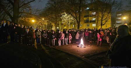 Patriotyczny wieczór przy blasku ogniska