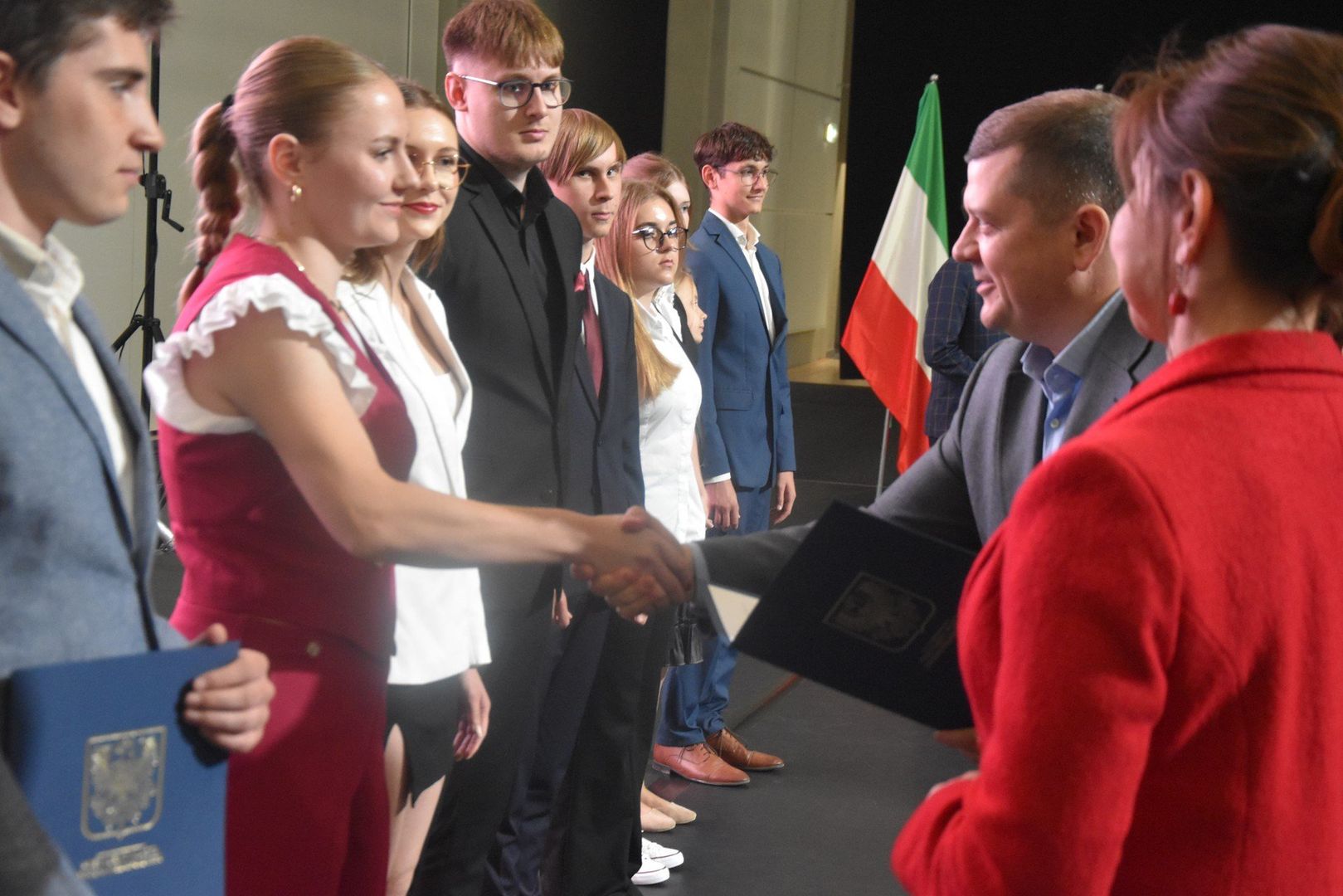 Stypendia naukowe i artystyczne otrzymało 79 uczniów.
