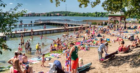 Mazury. Oblegane plaże i brak ratowników. Policja apeluje: uważajmy na siebie nawzajem