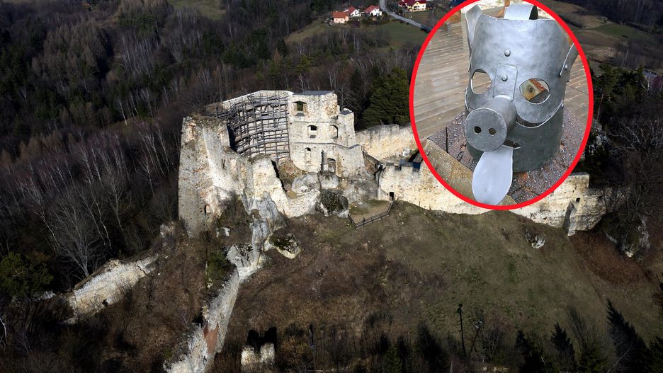 Turysta ukradł jedną z masek hańby