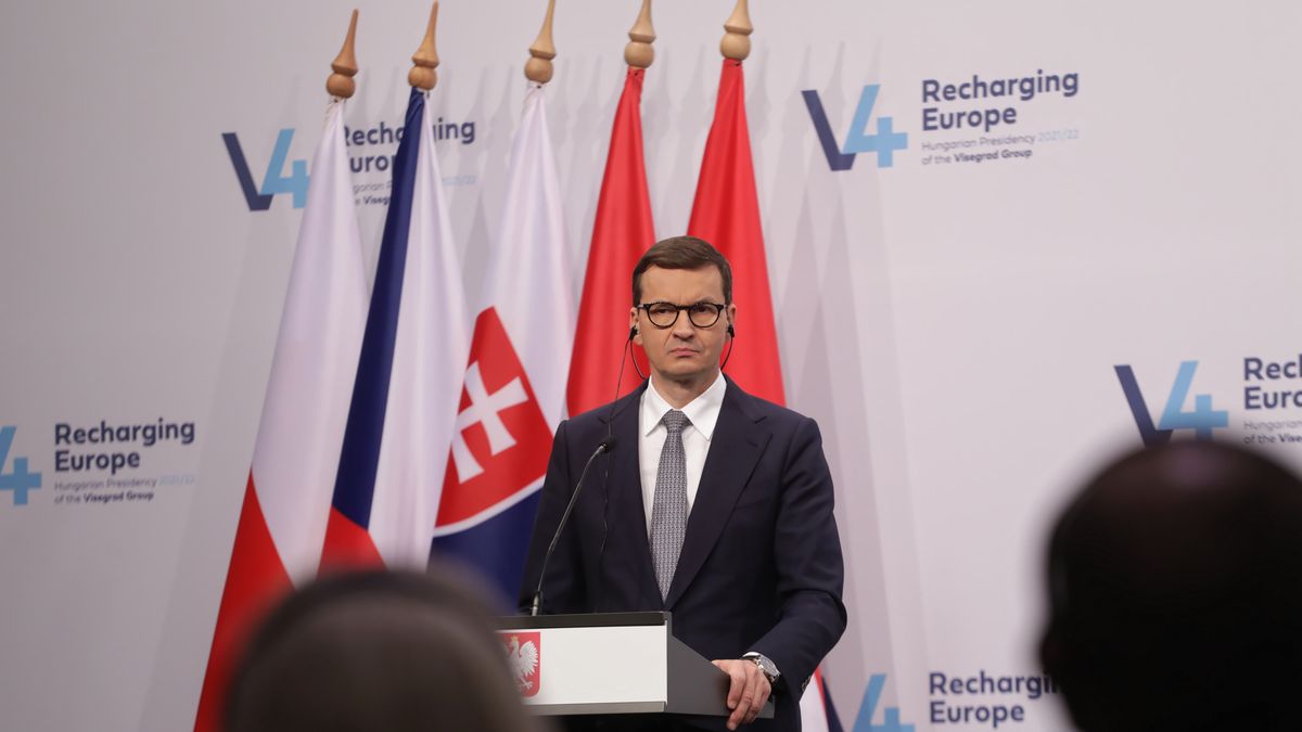 Budapeszt, Węgry, 12.10.2021. Premier RP Mateusz Morawiecki podczas konferencji prasowej w Budapeszcie, 12 bm. W stolicy Węgier odbywa się szczyt szefów rządów państw Grupy Wyszehradzkiej i prezydenta Arabskiej Republiki Egiptu. (mr) PAP/Albert Zawada