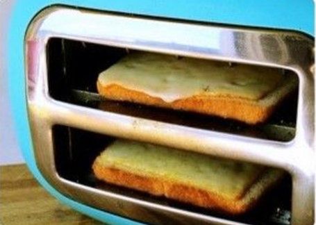 Przekręć twój opiekacz o 90 stopni i włóż do niego tosty z serem, dzięki temu nie wpadnie on do środka, a Ty będziesz mogła cieszyć się z przepysznych kanapek.