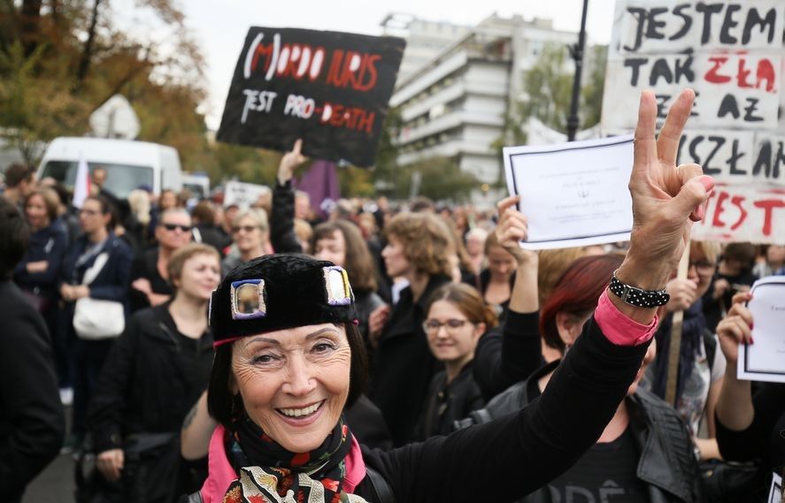 Tysiące ludzi przed Sejmem: trwa protest przeciwko zakazowi aborcji. "Żarty się skończyły"