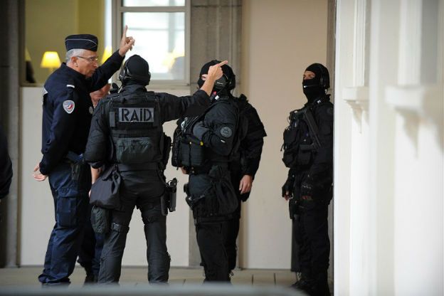 Nożownik zaatakował ortodoksyjnego żyda we Francji. Krzyczał "Allahu Akbar"