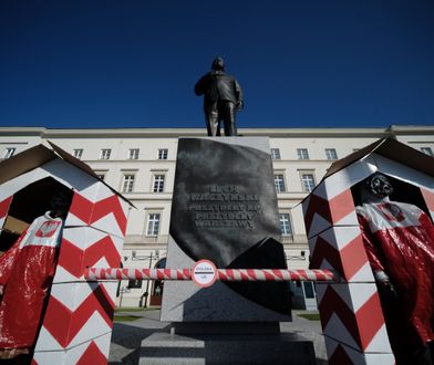 Warszawa. Protest przed pomnikiem Lecha Kaczyńskiego
