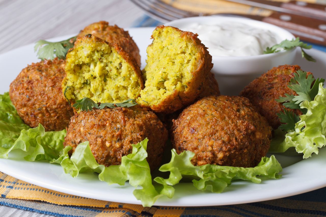 Inni kupują w budce z kebabem, ty przygotujesz sam w domu. Prosty przepis na falafel