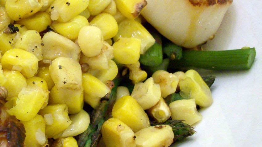 Mrożona słodka biała kukurydza (same nasiona) gotowana z dodatkiem soli, odsączona