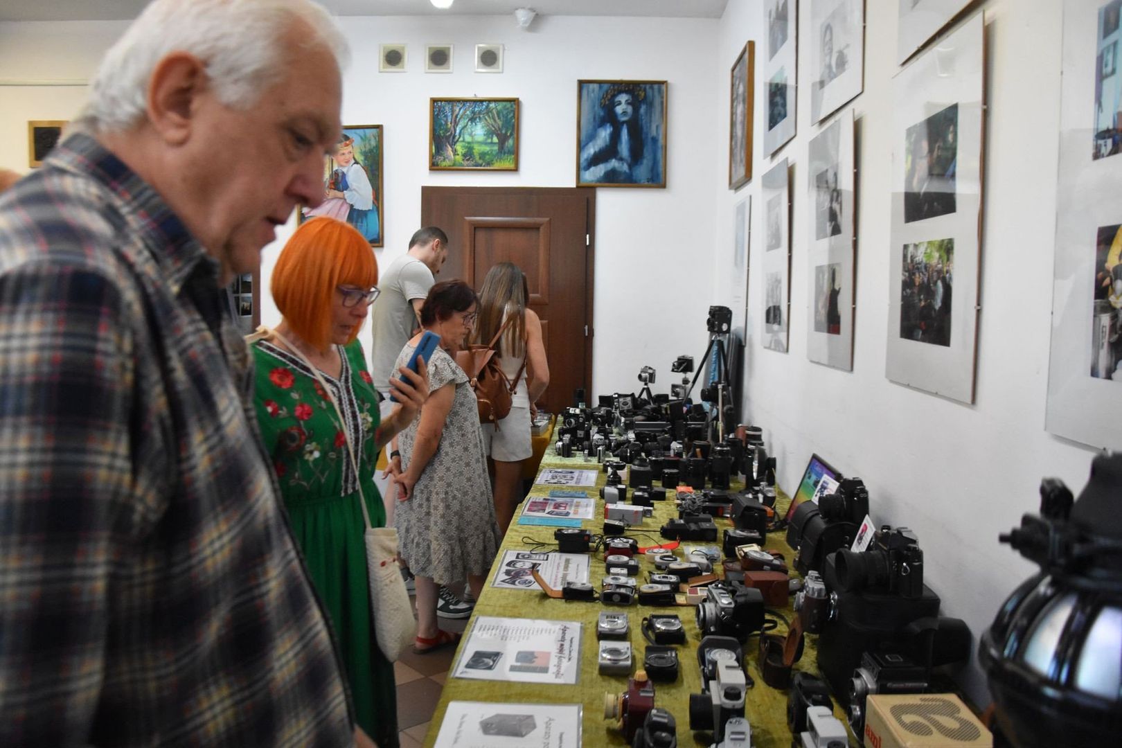 Łazieniecki Festiwal Fotografii przyciągnął mieszkańców. Niezwykłe zdjęcia zawisły na płotach w Łazieńcu