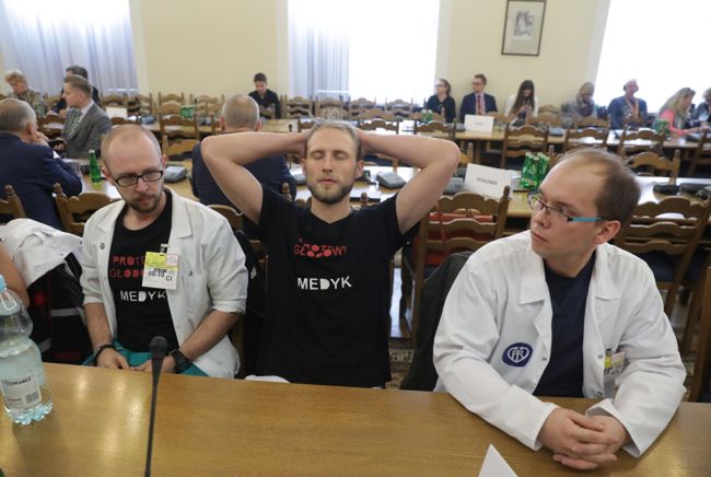 Przedstawiciele rezydentów podczas poniedziałkowego posiedzenia sejmowej komisji zdrowia
