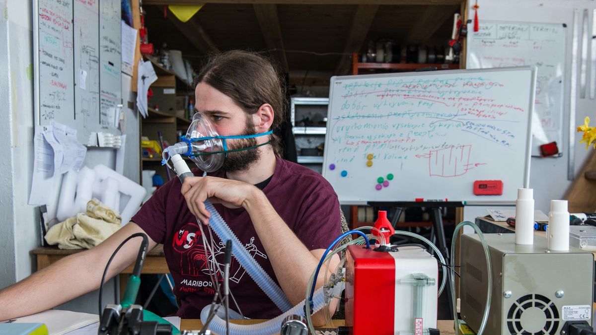 Szymon Bacher główny konstruktor urządzenia jego działanie testuje też na sobie. 