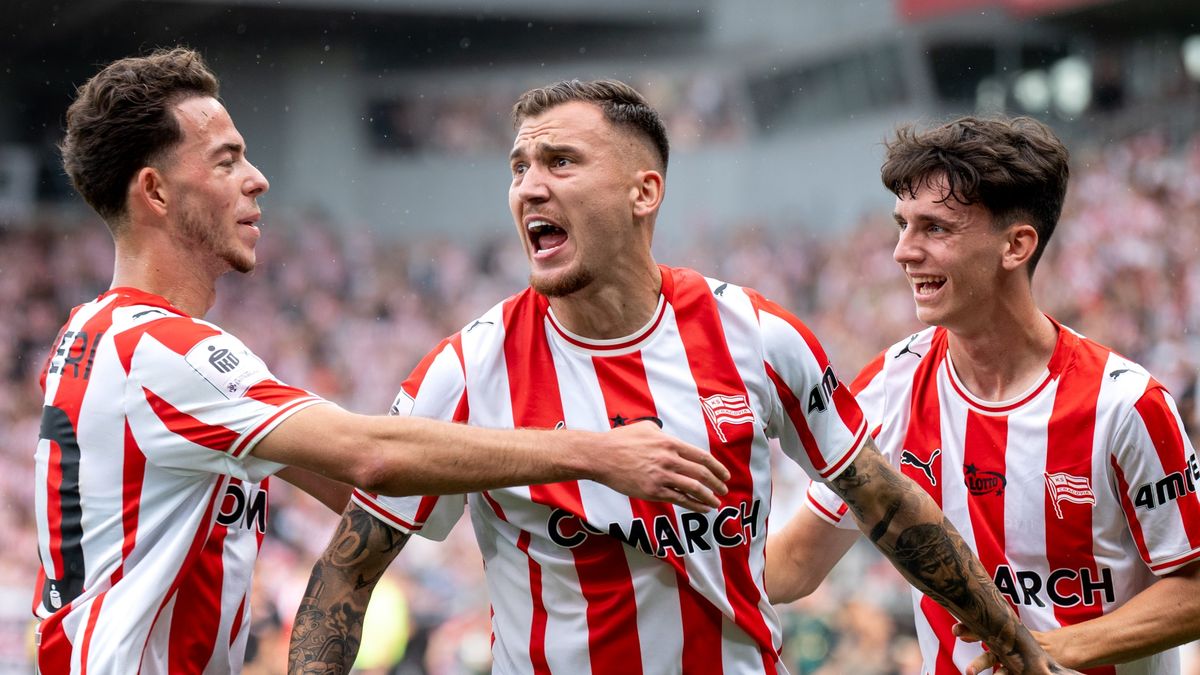 Getty Images / Na zdjęciu: Filip Stojilković (w środku) świętuje zdobycie bramki w towarzystwie Dijona Kameriego (L) i Fabiana Bzdyla (P)