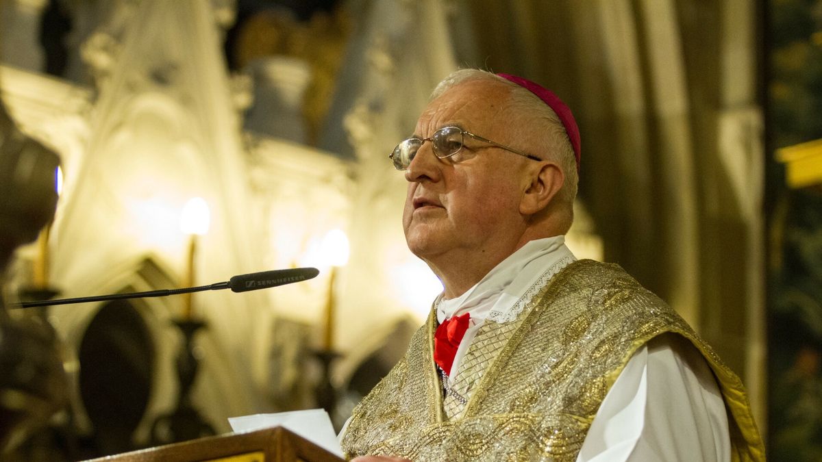 Msza Wieczerzy Pa?skiej w Kr�lewskiej Katedrze WawelskiejFot. Jan Graczynski / East News Krakow 17.04.2014 Msza Wieczerzy Panskiej w Krolewskiej Katedrze na Wawelu N/Z: Ks. Biskup Jan SzkodonJAN GRACZYNSKI