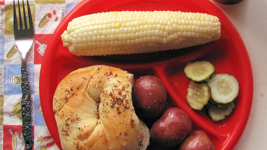 Mrożona słodka biała kukurydza (kolba) gotowana bez dodatku soli, odsączona